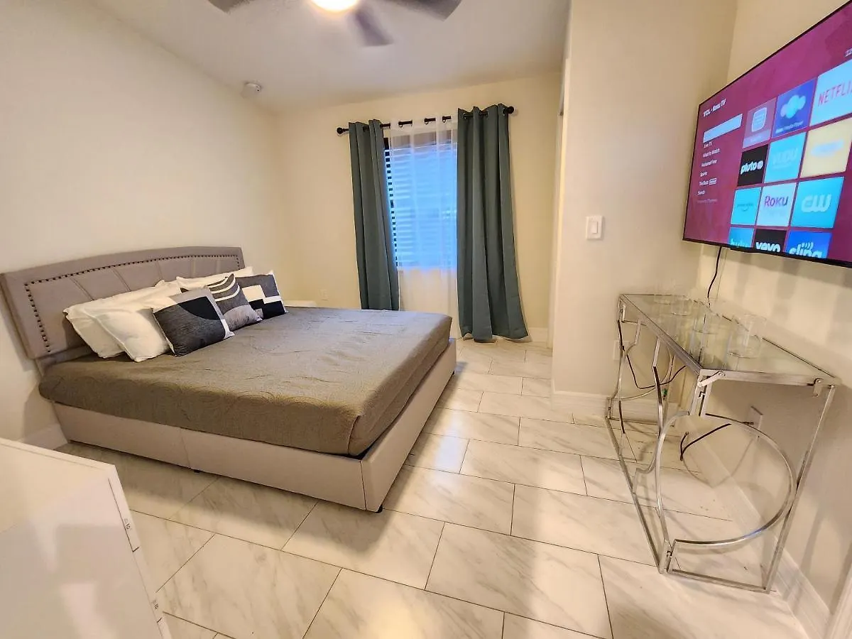 The Villa Orlando@College Park. Sleeps16 Holiday home