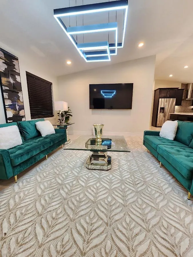 The Villa Orlando@College Park. Sleeps16